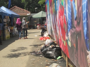 tumpukan sampah di lokasi festival Lebaran Betawi