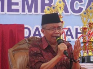 Pamulang- Sastrawan Taufik Ismail,Puji Perpustakaan Keliling Tangsel.Rabu (13/11)dt