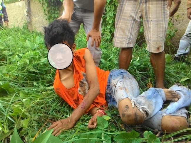 seorang terduga pencuri kendaraan bermotor yang di permak warga saat gagal beraksi di kawasan Rawa Buntu, Serpong.
