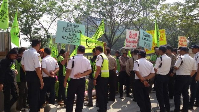 Tampak puluhan buruh melakukan aksi unjuk di depan PT Dunia Bangunan, BSD, Serpong