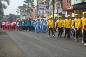 Pondok Aren- Para peserta lomba gerak jalan dalam rangka HUT Tangsel di podok aren,Sabtu (16/11)DT