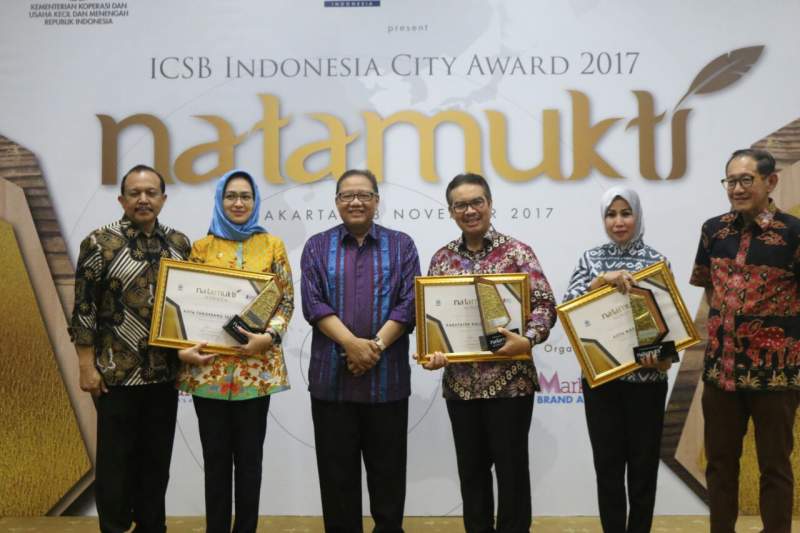  Wali Kota Tangsel Airin Rachmi Diany menerima penghargaan sebagai Kota Terbaik untuk iklim ekonomi Usaha Mikro Kecil Menengah (UMKM) bernama anugerah &#039;Natamukti Nindya&#039;