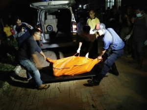 mayat wanita tanpa identitas saat dievakuasi petugas untuk selanjutnya di bawa ke RSUD Tangerang.
