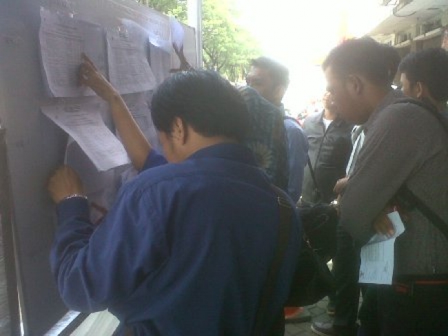 Tampak peserta tes CPNS Kota Tangsel 2014 sedang melihat pengumuman 