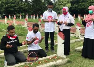 ACT Tangerang Raya saat tabur bunga dan doa bersama di TMP Seribu, Kecamatan Setu