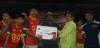 Ketua Komisi lV DPRD Tangsel, Sukarya, saat serahkan piala dan uang pembinaan kepada tim juara.