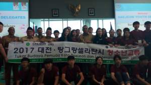 Pelajar dari Kota Daejon, Korea Selatan berfoto bersama di Puspemkot Tangsel. 