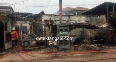 Petugas Damkar saat menjinakan kebakaran yang melumat 4 kios dan 1 rumah warga di Pondok Pucung
