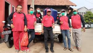 Anggota DPRD Tangsel, Undang Kasi Ujar bersama kader PDIP Ranting Pondok Pucung saat lakukan penyemprotan disinfektan.