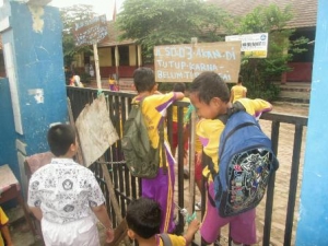 Mengenaskan para murid SD Jurang Mangu Barat 3, Masuk dan pulang harus manjat pagar