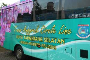 Bus Trans Aggrek Manggal di Jalan Raya Rawa Buntu, Serpong, Kota Tangsel.