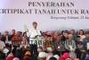 Serahkan Sertifikat Tanah, Jokowi : Insya Allah 2025 Semua Tanah Sudah Bersertifikat