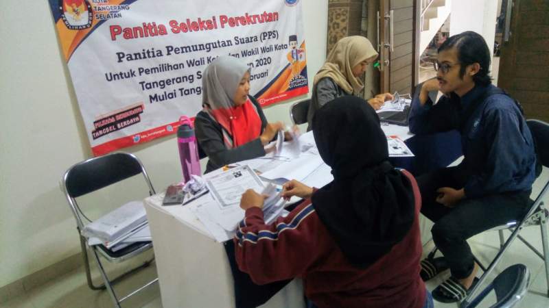 Peserta seleksi PPS tengah mengisi formulir pendaftaran di KPU Tangsel.