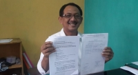 Direktur LKP Ibnu Jandi, memperlihatkan surat laporan mark up puspemkot tangsel ke Kejagung, kamis (12/2).