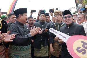 Menhan Prabowo Beri Bantuan 20 Unit Ambulans untuk Tanah Minang