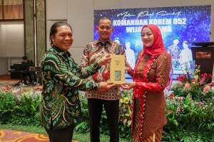 Al Muktabar Berikan Cinderamata Batik Banten dan Miniatur Badak Bercula Satu