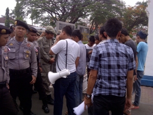 Sejumlah masa saat melakukan aksi demo menuntut dibentuknya perubahan penyelenggaraan keuangan daerah  Kabupaten Serang di depan kantor Bupati Serang, (26/08).