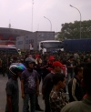 Ribuan Buruh Blokir Gerbang Tol Balaraja Barat