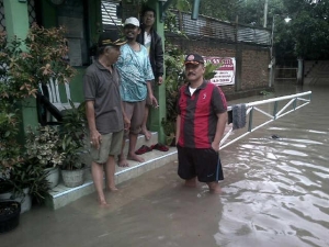warga gondrong dan Kadis saat mengecek ke lokasi banjir