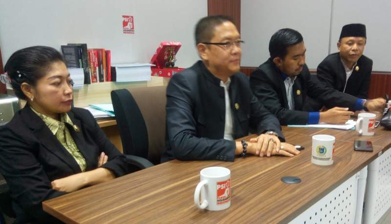 : Fraksi PSI DPRD Tangsel saat memberikan keterangan pers kepada wartawan, Senin (11/11/2019).