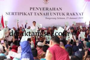 Dilokasi Penyerahan Sertifikat Tanah, Jokowi Bantah Tuduhan Anti Islam