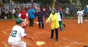 Walikota Airin Rachmi Diany saat membuka Kejurnas Baseball U-15 di Alam Sutera Serpong Utara