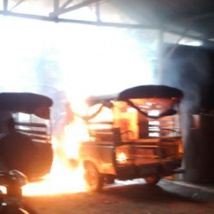 Tampak mobil Satpol PP yang dibakar Bos Miras