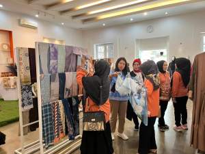 Ibu-ibu Istri Anggota DPRD Kalteng Borong Produk UMKM Kota Bandung di Patrakolama Galeri