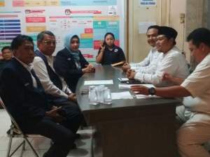  Adirman Mallu dan Ketua Dewan Pertimbangan NasDem Tangsel, Benyamin Davnie serta Anggota DPRD Tangsel Dewi Indah Damayanti saat penyerahan berkas di KPU Tangsel.