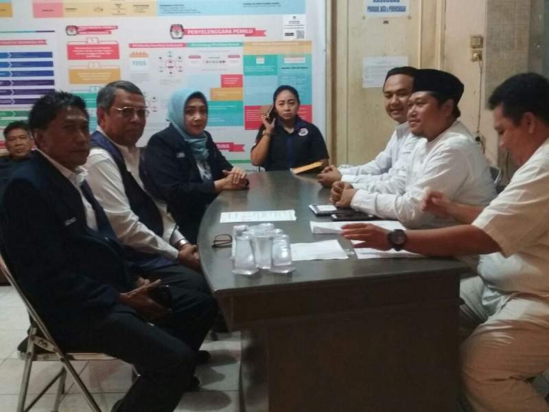  Adirman Mallu dan Ketua Dewan Pertimbangan NasDem Tangsel, Benyamin Davnie serta Anggota DPRD Tangsel Dewi Indah Damayanti saat penyerahan berkas di KPU Tangsel.