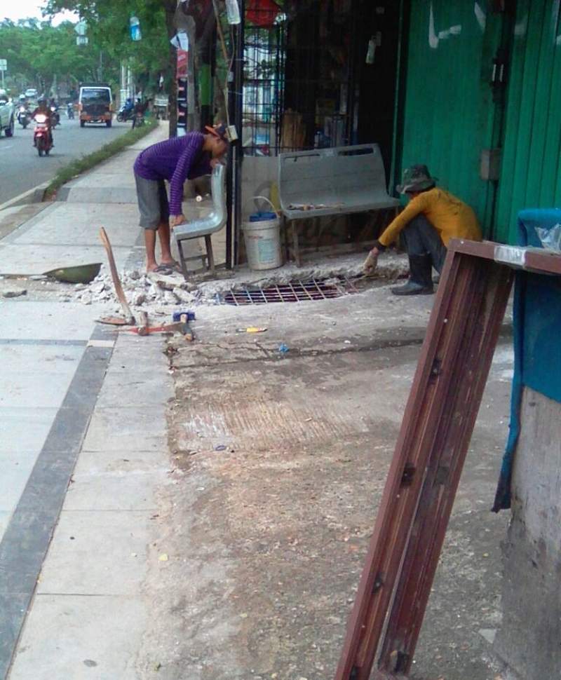 Pengerjaan saluran khusus di Jalan Raya Ciater, Serpong, Kota Tangsel.