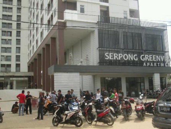 Puluhan Pemuda saat menduduki Apartemen Serpong green view