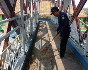 Menjaga Kenyamanan, Petugas Dishub Kota Tangerang Lakukan Bersih-Bersih JPO