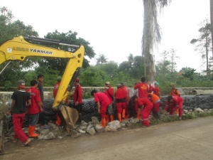 Tim SDA Tangsel saat memperbaiki turap dan tanggul jebol di Kampung Bulak Pondok Maharta