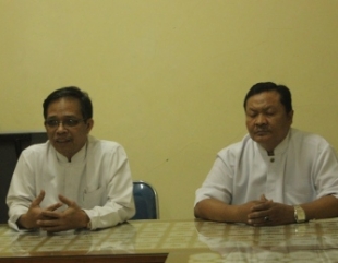 Kepala SMA N 9 Kota Tangsel, Ahmad Nana Mahmur  (sebelah kiri) dalam jumpa pers