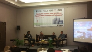 Diskusi Publik yang di hadiri Dr. Margarito Kamis, Sirrajudin Abbas, Dudung M Diredja (Sekda Kota Tangsel), dan Tb. Bayu Murdani (Wakil Ketua DPRD Kota Tangsel) di Hotel Pranaya, BSD. Rabu (20/05/2015).
