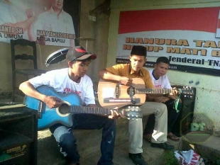 Asiful Muhdis bermain gitar