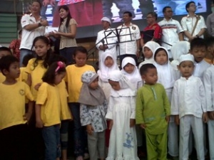 Kelapa Dua- Komunitas Tangerang Goldwing Rider, santuni anak yatim piatu dan lansia,Minggu (16/11) 