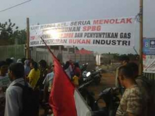 Ciputat- Warga menolak pembangunan SPBG di Bukit,Kel Serua,Ciputat,Selasa (10/12)DT
