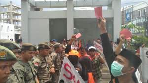 Aktivis lingkungan hidup saat menggelar aksi di Balaikota Tangsel. Nampak para aktivis menunjukan kartu merah yang diarahkan ke pemerintah setempat.