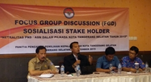 Komisoner Bawaslu Provinsi Banten Solihin saat memberikan Sosialisasi Pilkada 2015 kepada Seluruh SKPD di Tangsel, Rabu (30/9).