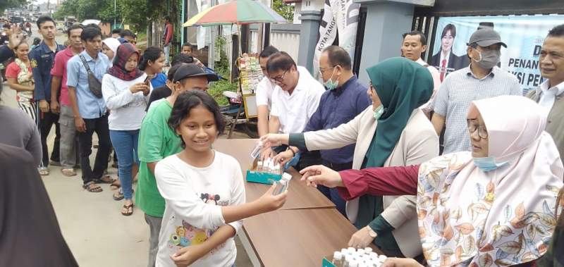 Cegah Penyebaran Wabah Korona, DPRD Tangsel Bagi-bagi Hand Sanitizer