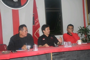 Sekjen PDIP Tangsel, Bambang Triyadi, Anggota Komisi I DPR RI dari Fraksi PDIP Marinus Gea dan ketua PDIP Tangsel, Bayu Murdani saat berlangsungnya sosialisasi empat pilar kebangsaan di sekretariat PDIP Tangsel, Sabtu (9/5) kemarin.