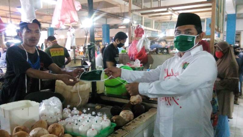 Fraksi PKB Tangsel &#039;Sebar&#039; Masker Gratis ke Pedagang Pasar