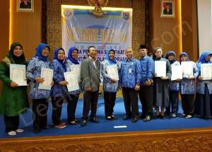  Kepala Dinas Pendidikan dan Kebudayaan Kota Tangsel, Taryono bersama sejumlah kepala sekolah usai pemberian sertifikat akreditasi.