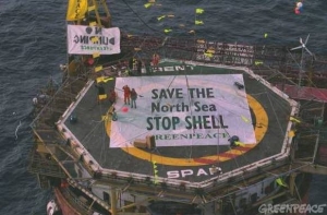 Aksi greenpeace di Anjungan Minyak Shell (dok.greenpeace)