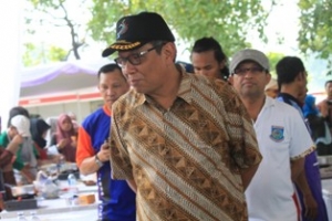 Ciptim- Wakil Walikota Tangsel, Benyamin Davnie,saat melihat acara lomba masak dalam rangka HUT ke-5 Tangsel di Situ Gintung,Sabtu (23/11)DT