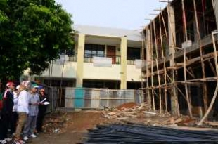 Ciptim- Airin dan rombongan saat blusukan di SDN Pdk Ranji 4,Ciptim, melihat hasil pencapaian pembangunan sekolah tersebut..Jum&#039;at (8/11)DT