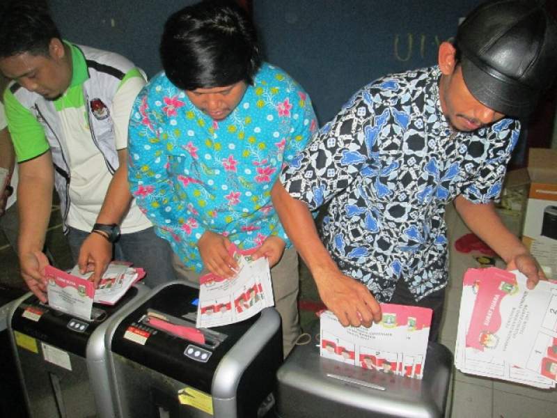  Petugas KPU Tangsel tengah memusnahkan surat suara rusak dengan cara dicacah.