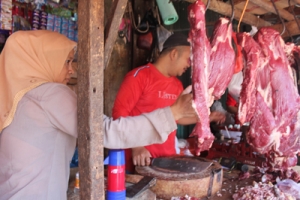 Pedagang Keluhkan Harga Daging Naik, Omset Turun